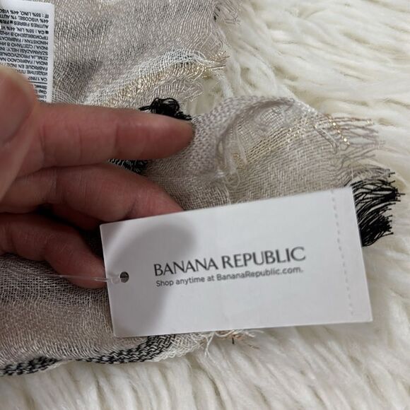 BANANA REPUBLIC SCARF NWT - Picture 5 of 7